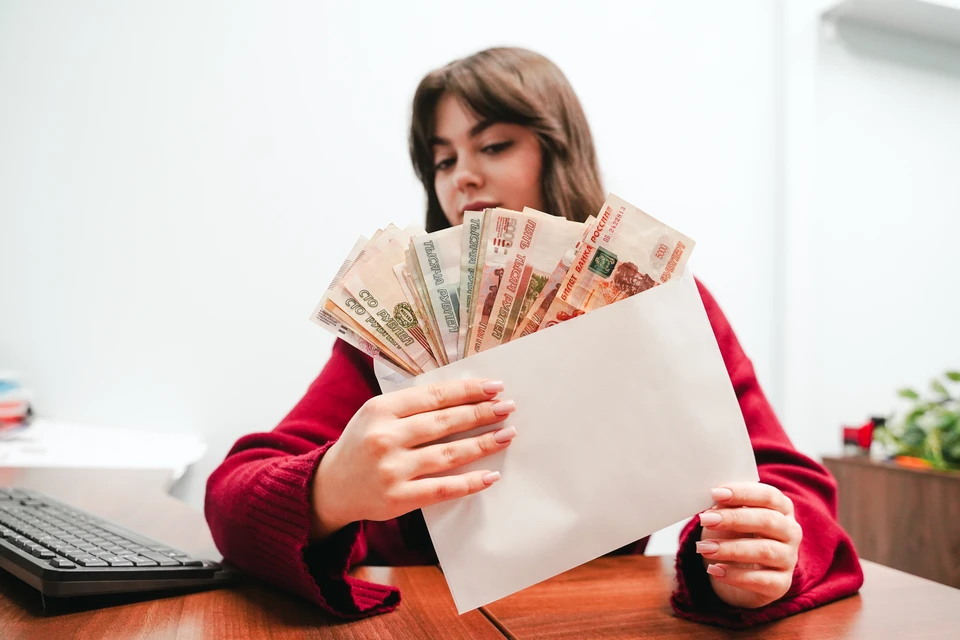 Бухгалтерия не может просто удержать всю переплату из следующей зарплаты без объяснений.