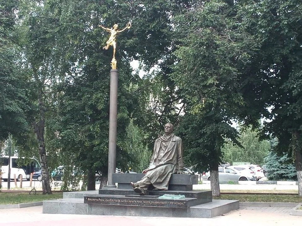 На одной из марок - памятник композитору Свиридову
