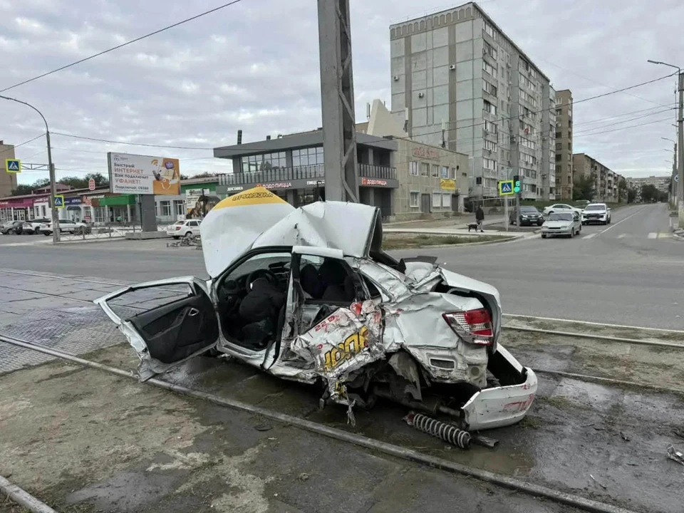 По предварительным данным, в 08:20 напротив дома №97 17-летняя девушка-курсант, управляя автомобилем «Лада Гранта», совершала разворот. Фото и видео: Оренбургская госавтоинспекция