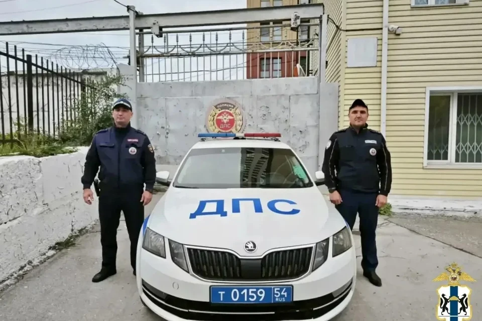 Экипаж ДПС, сопровождавший семью до дома. Фото: ГУ МВД России по Новосибирской области