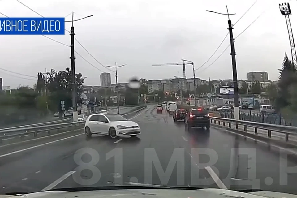 В Луганске водитель ехал по встречке и развернулся на глазах инспекторов ГИБДД. ФОТО: скриншот с видео
