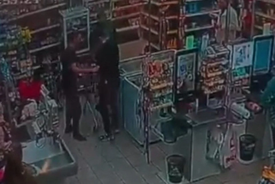 Неадекват выстрелил в мужчину на глазах у детей. Фото: скрин с видео.