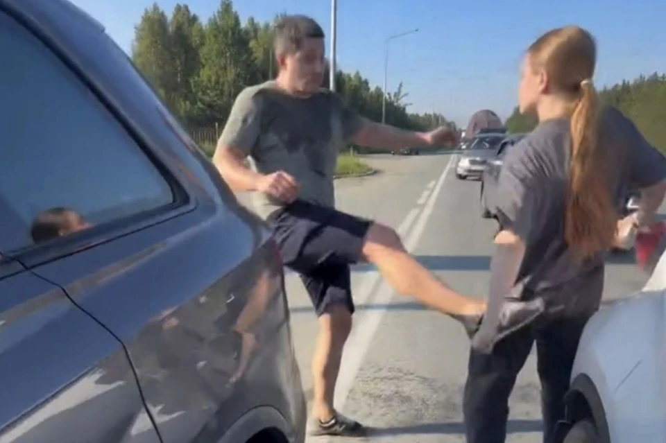 Мужчина пинал девушку по ягодице. Фото: кадр из видео