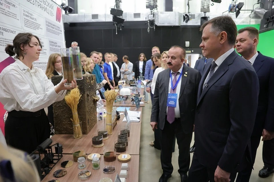 Глава Ростовской области Юрий Слюсарь посетил научный интенсив. Фото: Пресс-служба губернатора Ростовской области.