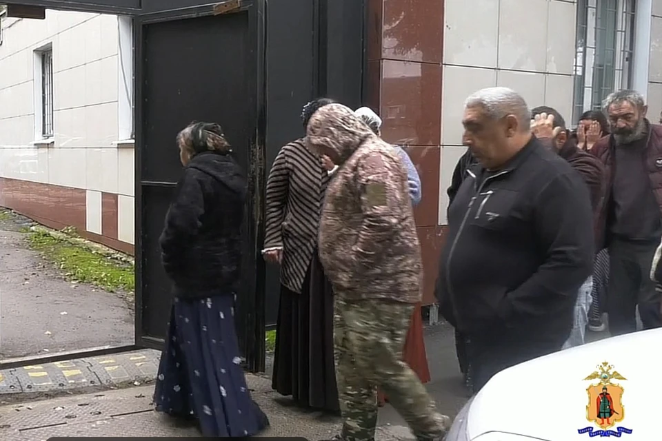 В ОМВД доставлены 15 лиц цыганской народности и 10 мигрантов - для проверки на причастность к ранее совершённым преступлениям. Фото: скиншот видео УМВД России по Рязанской области.