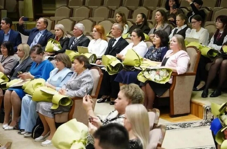 Всего поощрение получили 146 школьников и 460 учителей. Фото: соцсети губернатора.