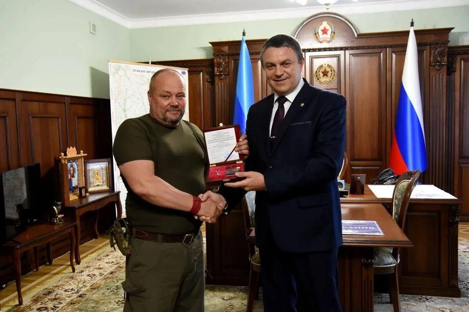 Леонид Пасечник присвоил полковнику Андрею Скорому звание Героя ЛНР. Фото: Казачья медиагруппа
