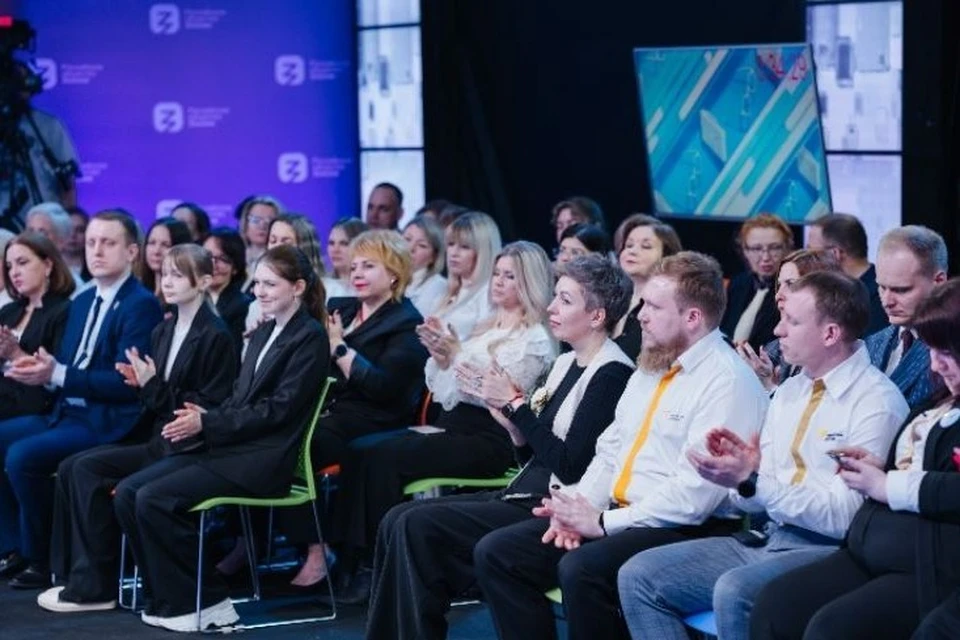 Момент награждения. Фото предоставлено пресс-службой проекта «Знание. Наставники»
