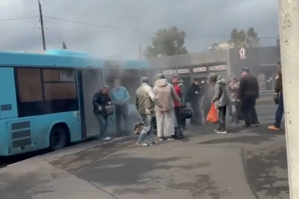 Пассажиров автобуса в Петербурге опрыскал огнетушитель. Фото: соцсети