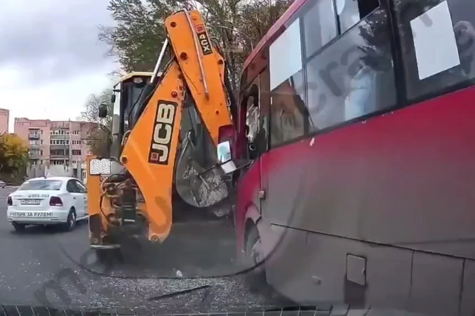 На круговом движении пассажирский автобус въехал в трактор. Фото: скриншот видео Telegram-канала «ДТП и ЧП. RussianCrash».