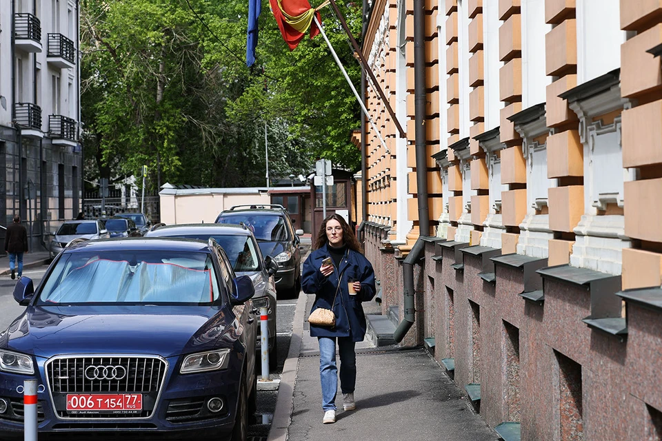 Парковка у здания посольства Испании на улице Большая Никитская. Фото: Михаил Терещенко/ТАСС