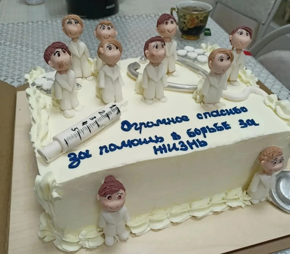 Сладким подарком женщина поблагодарила медиков за спасение своей жизни. ФОТО: минздрав УО