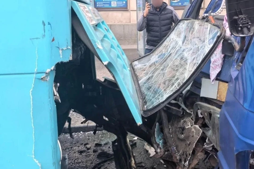 Водителя деформированного фургона передали медикам после деблокировки