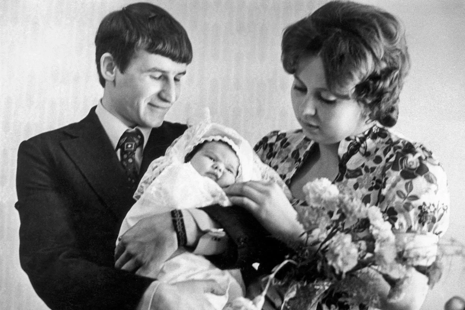 Родители одного из первых миллионных жителей Челябинска, Наталья и Владимир Манюкины с дочерью Еленой. Фото: Государственный исторический музей Южного Урала