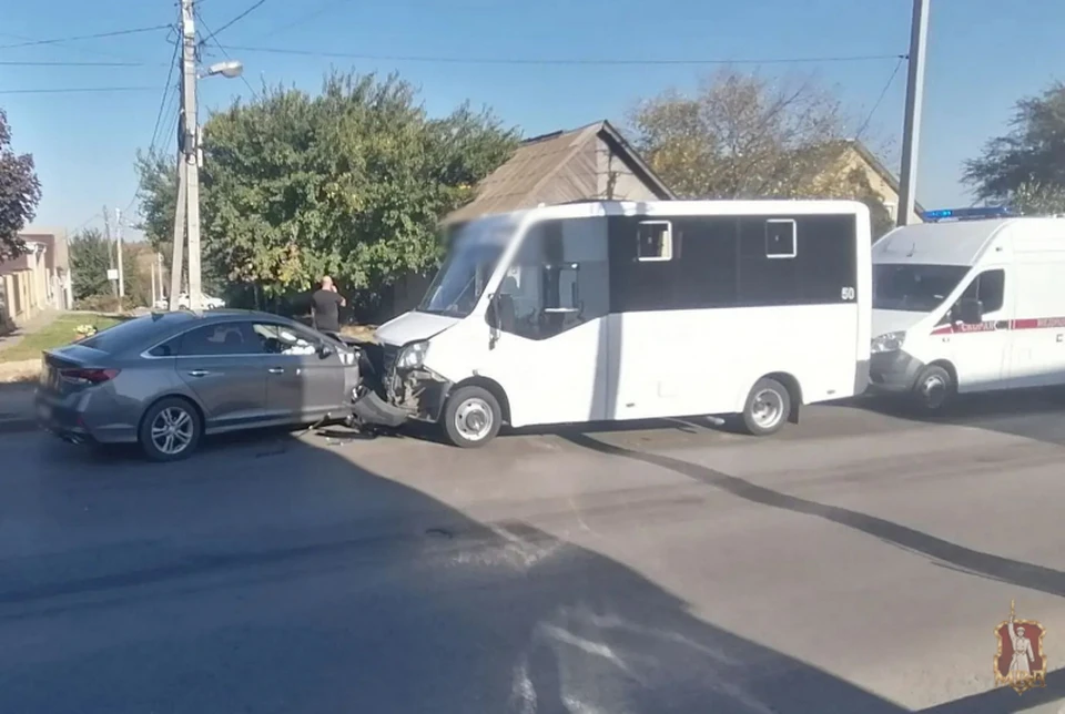 В больницу увезли 8 пассажиров маршрутки.