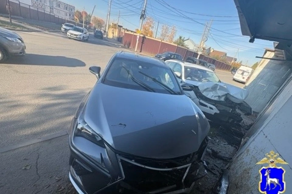 Водителя Lexus и 23-летнюю пассажирку Skoda госпитализировали