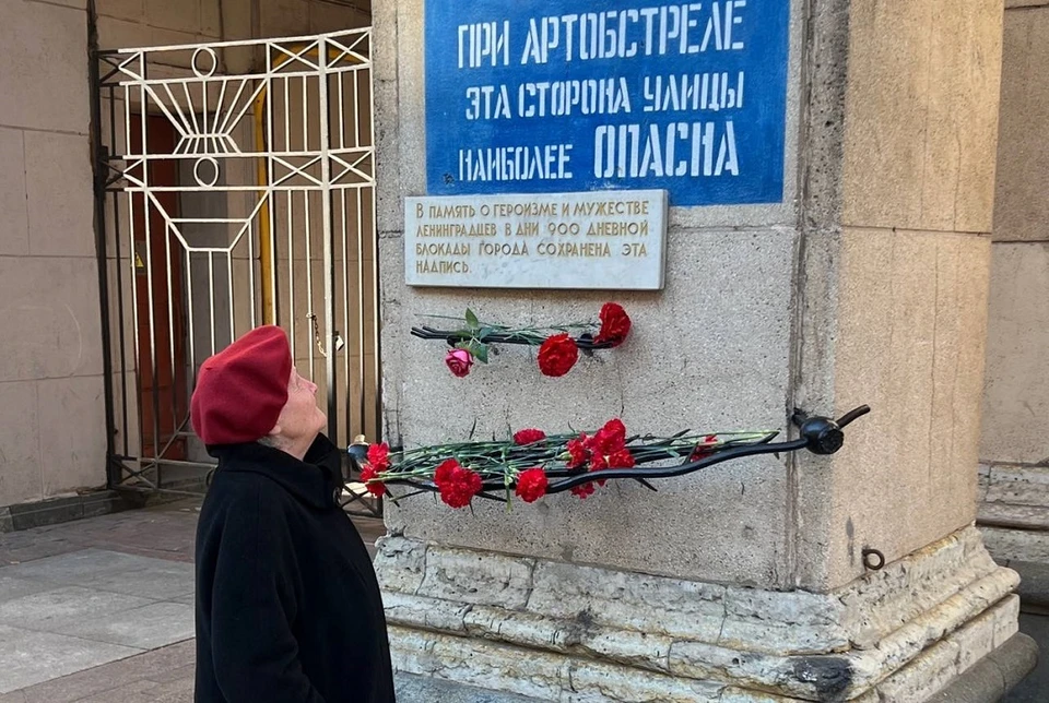 Блогер встретил Людмилу Викторовну на Невском проспекте у памятной таблички. Фото: соцсети
