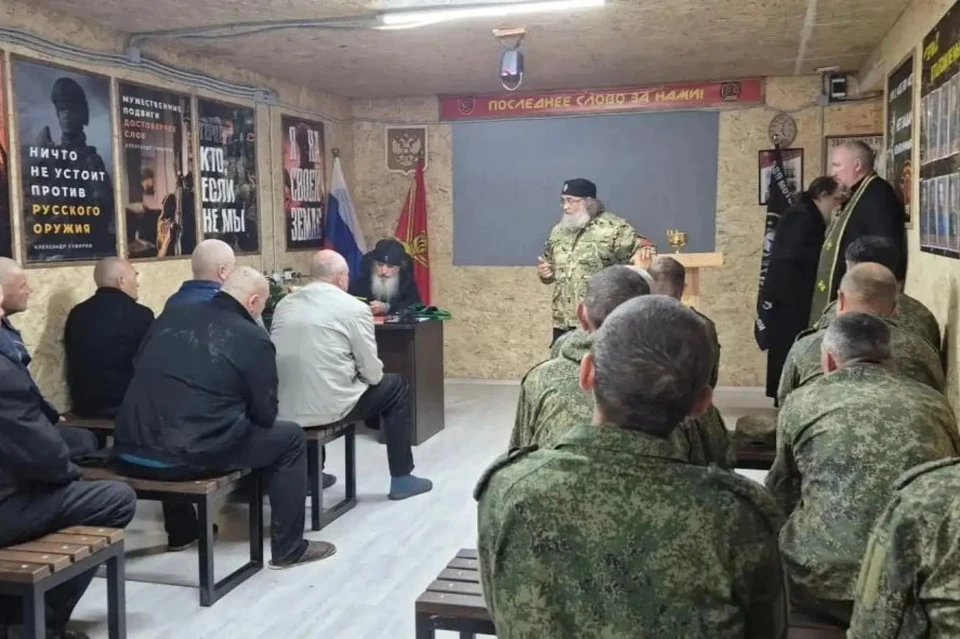 Визит начался с совместной молитвы и совершения «Последования молебного пения о воинах, идущих на брань». Фото: ТГ-канал "Оренбург православный"