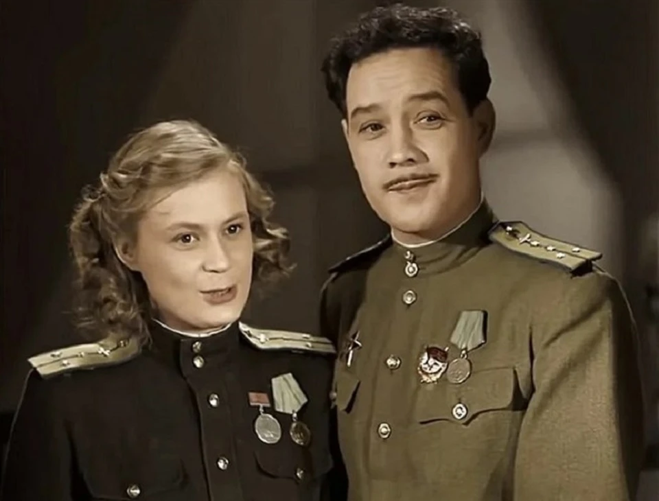 Василий Нещипленко и Людмила Глазова в кинофильме "Небесный тихоход". Фото - кадр из фильма.