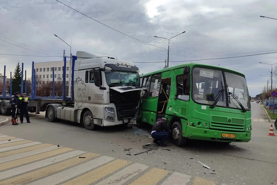 В момент аварии в автобусе находились 10 человек. Фото: Госавтоинспекция Свердловской области