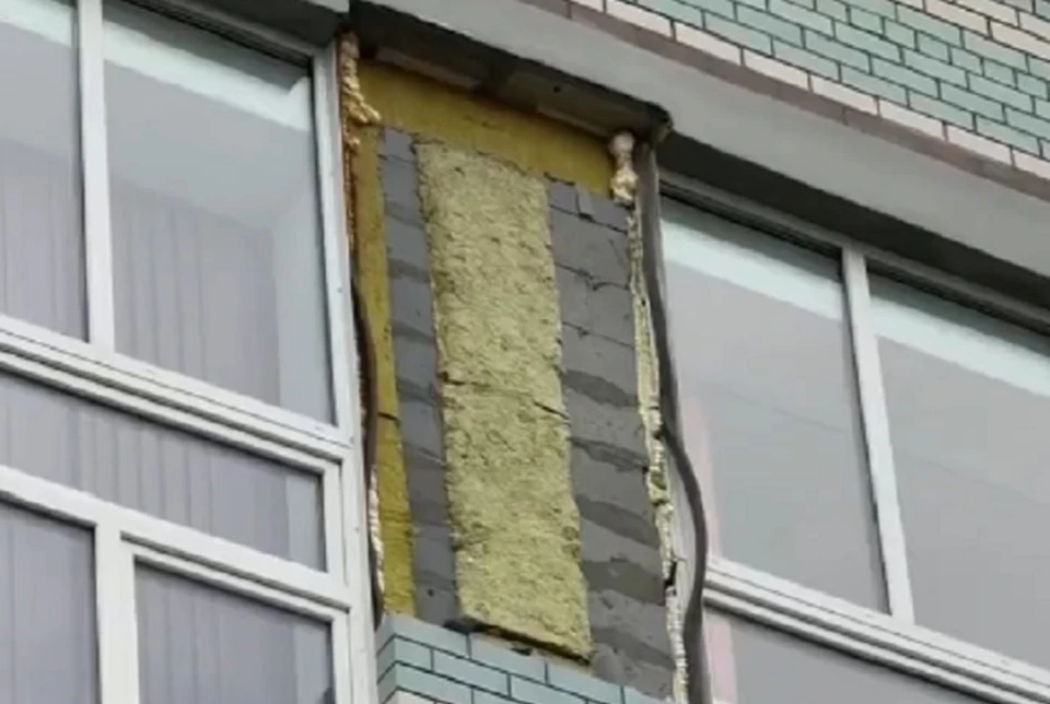 У здания частично осыпалась кирпичная кладка. Фото: скриншот видео