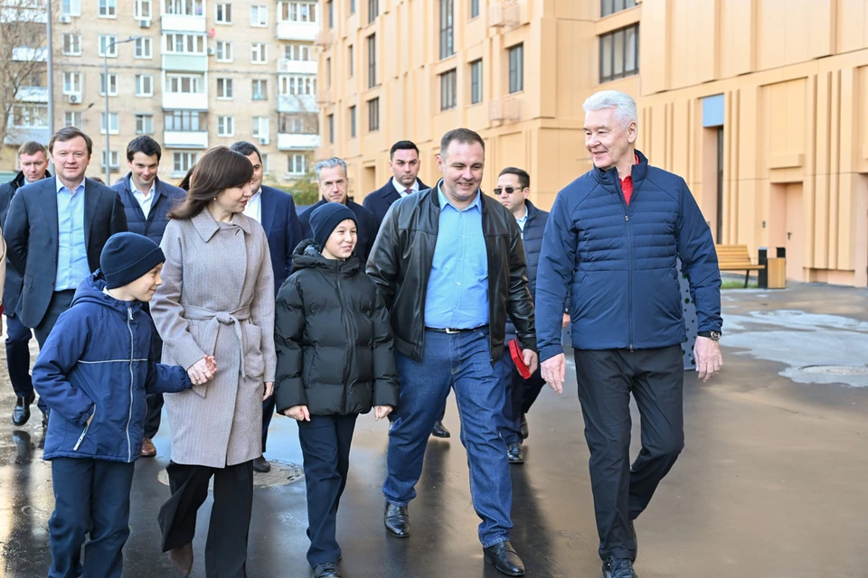 Сергей Собянин поздравил с новосельем семью Артема Зарубеева, ставшего 300-тысячным получателем новой квартиры по программе реновации.