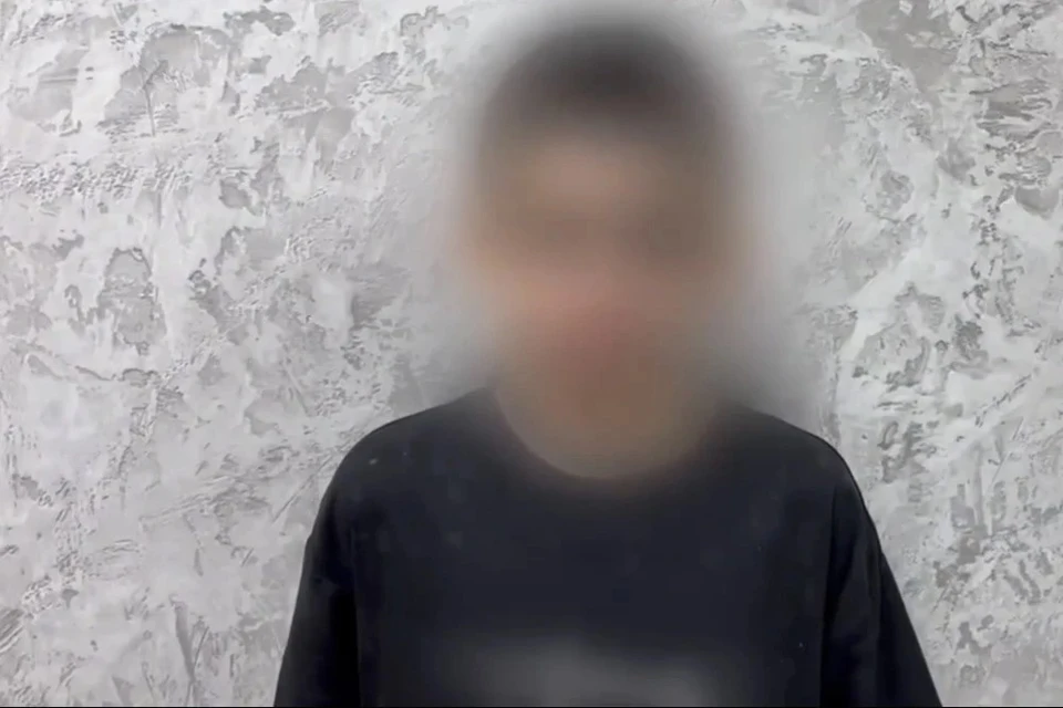 В Братске 13-летний школьник разбил стекло остановки по просьбе друга.