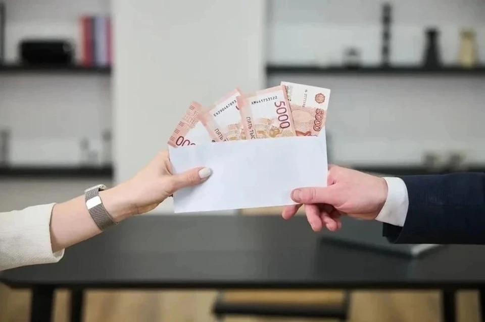 В Иркутске женщина попыталась дать взятку приставам и получила штраф