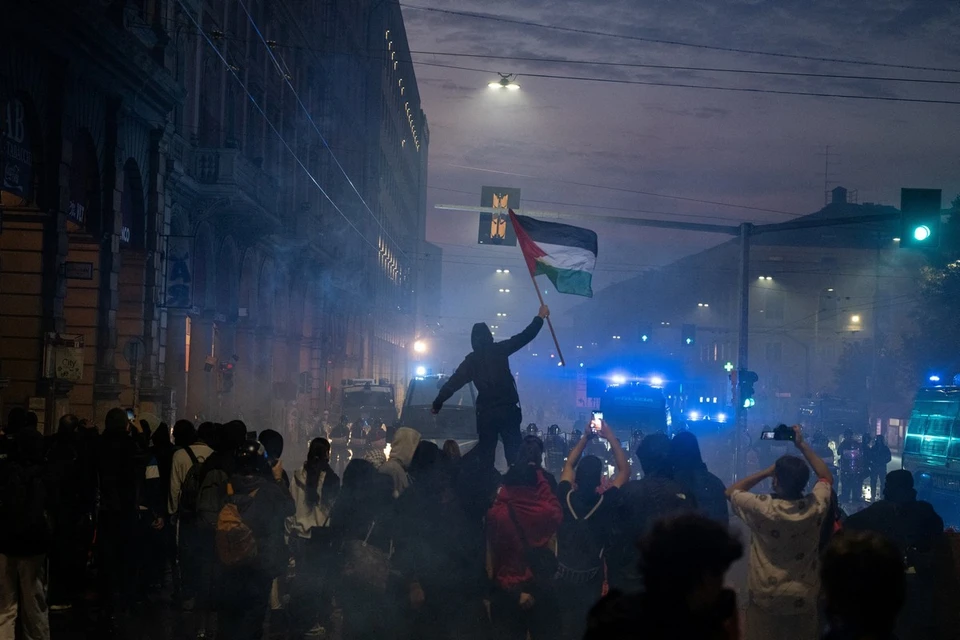 Власти Италии на фоне запланированных на завтра, 24 октября, массовых акций протеста опасаются повторения "Миланского сценария" в крупных городах страны.