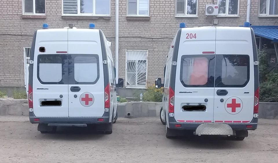 Женщину с ранением головы и бедра на «скорой» везут в городскую больницу №2 Белгорода.