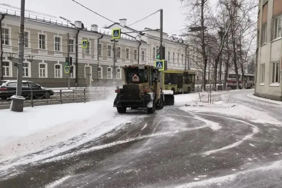 В Иркутске дорожники обрабатывают улицы от гололеда.