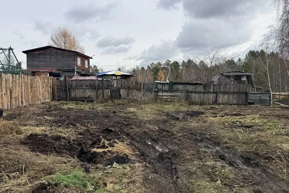 В Ангарске приставы заставили мужчину убрать постройки с чужой земли. Фото: ГУФССП России по Иркутской области.