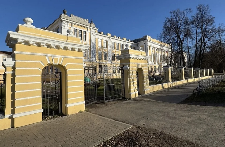 Отремонтированы фасад и ограждение гимназии Ростова Великого.