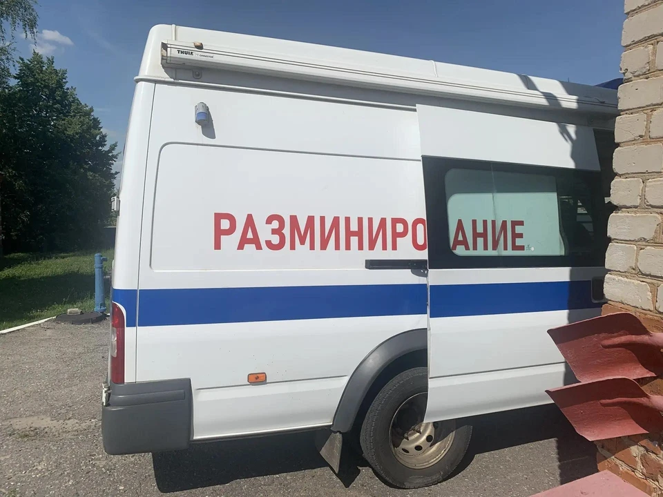 На местах падений фрагментов дронов работают спецслужбы.