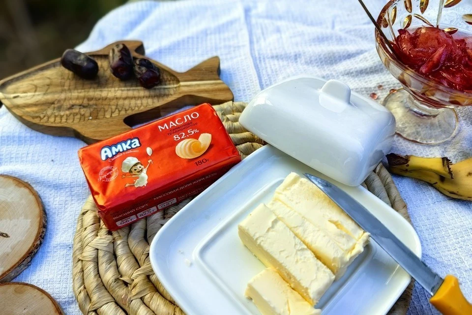 Бутерброд с маслом на завтрак - хорошая привычка. Вкусно и питательно.