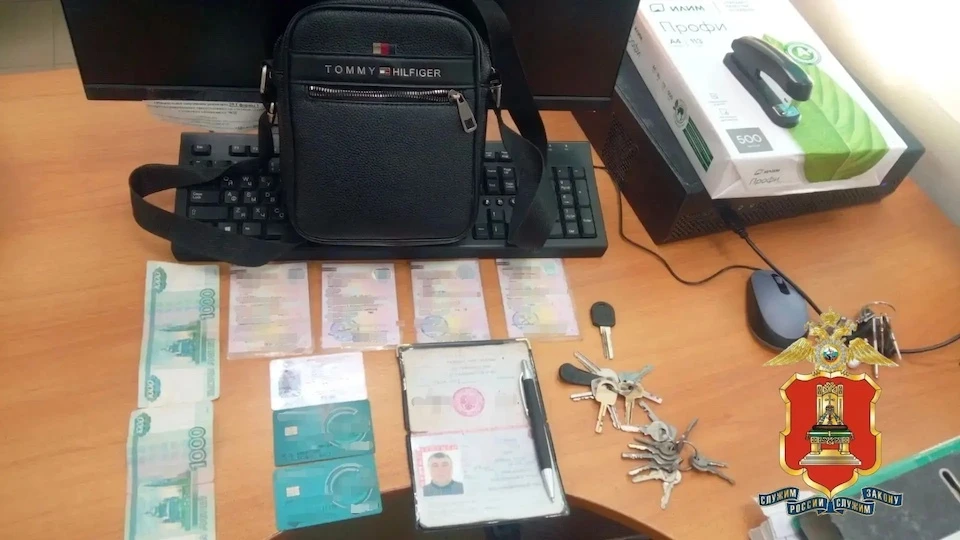 Полицейские изъяли у подозреваемого похищенные документы. Фото: МВД Тверской области.
