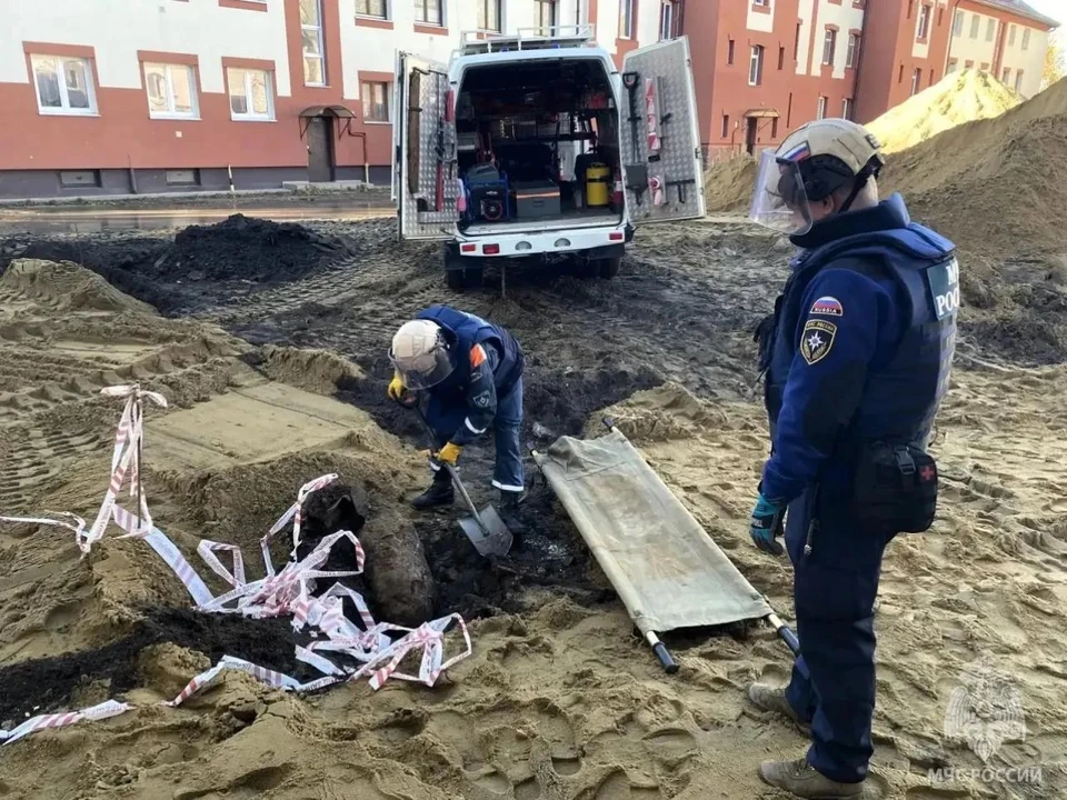 Нашли авиабомбу в обычном дворе. Фото: МЧС Калининградской области