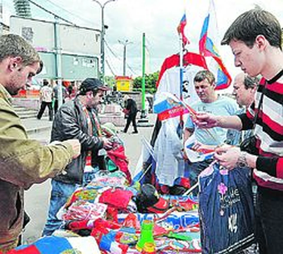 26 июня. 16.00. У стадиона «Динамо». Перед матчем российские флаги и прочую символику болельщики сметали на ура.