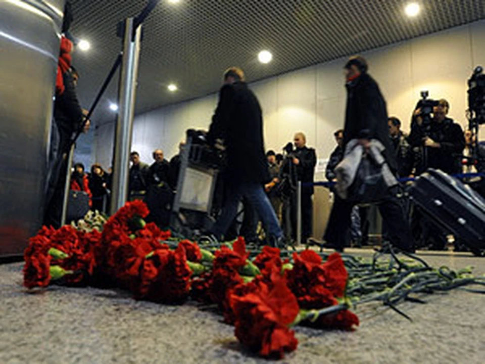 В аэропорт приносят цветы и соболезнуют родственникам погибших