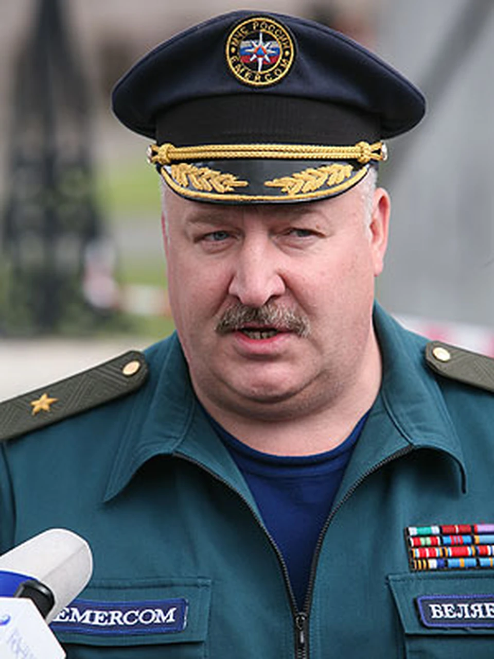 По легенде, в микроавтобусе были заблокированы три человека