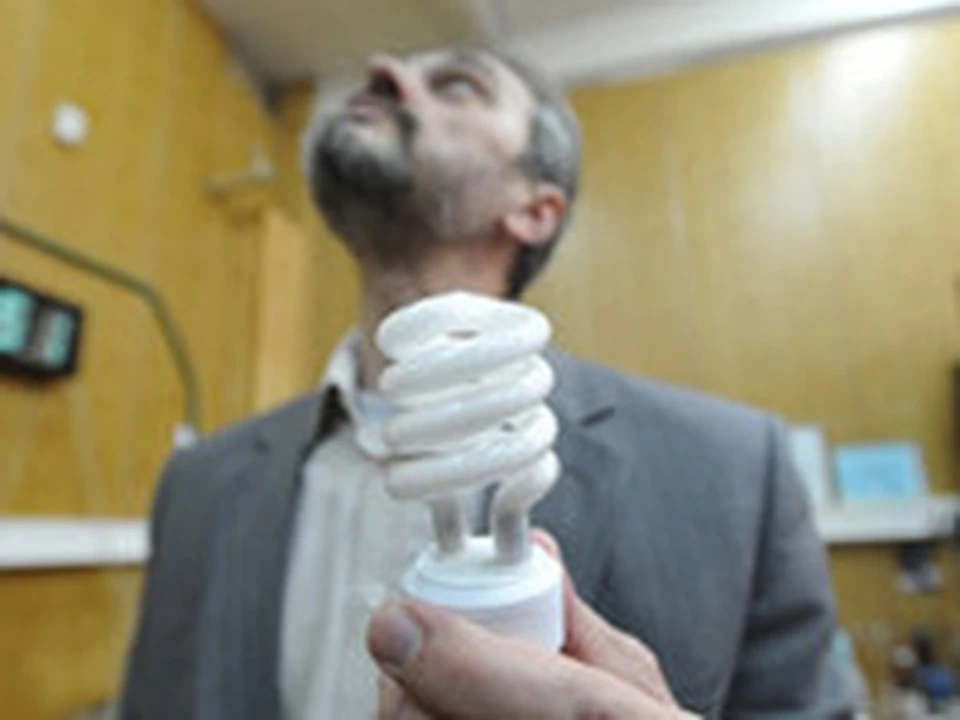 Выбрасывать лампочки опасно.