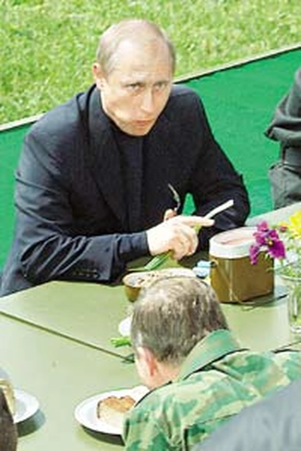 Перед поездкой к биологам ВВП отобедал в поле с участниками военных учений.