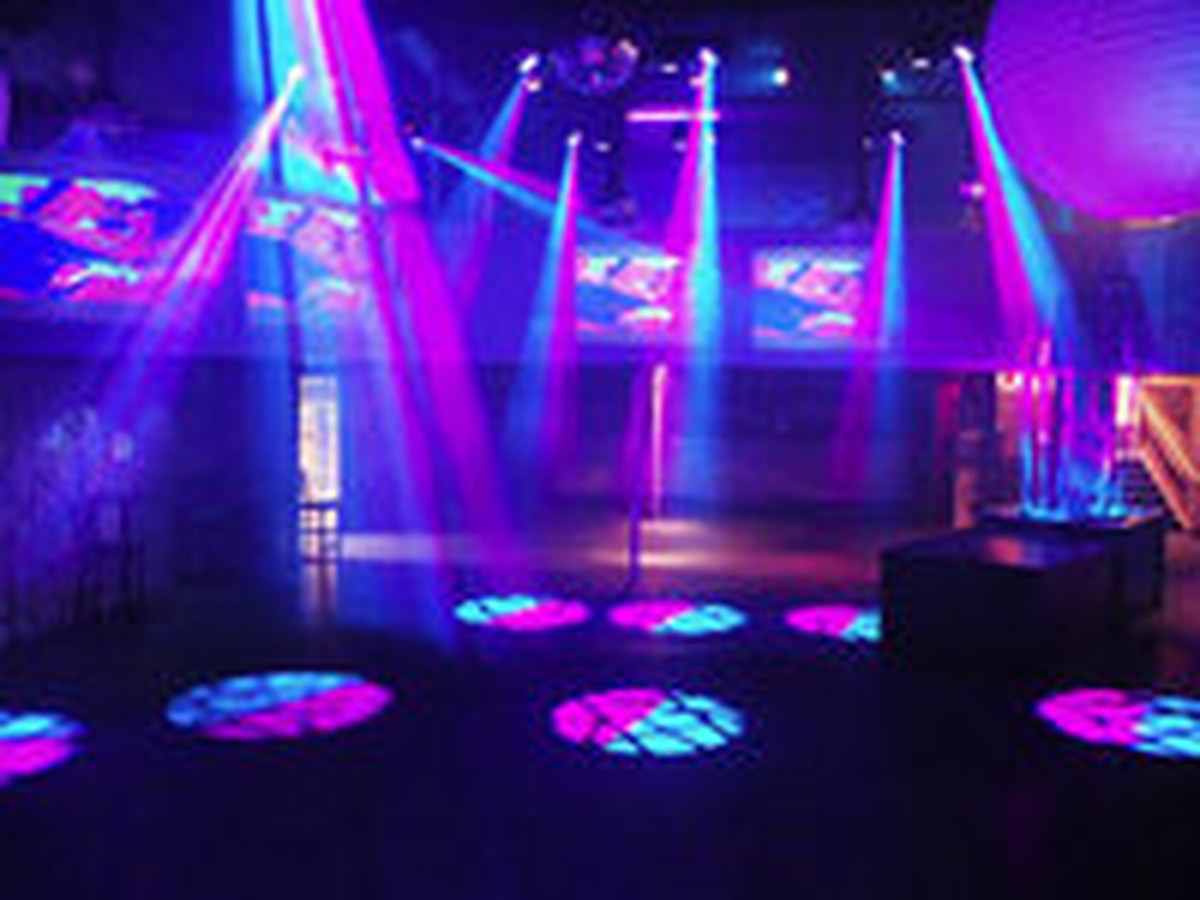 Үлкен пениса өзінің сүйікті Ава Аддамсты кездестіріп, оны кискада трахает етеді! )))