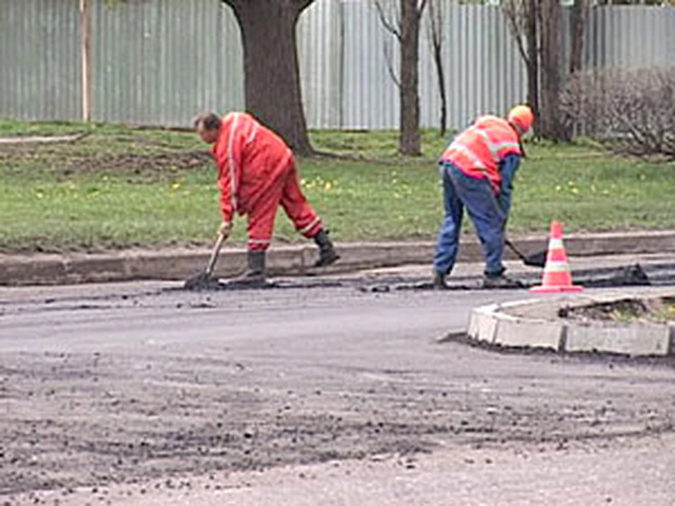 Ремонтные работы в городе не прекращаются ни в праздники, ни в будни.