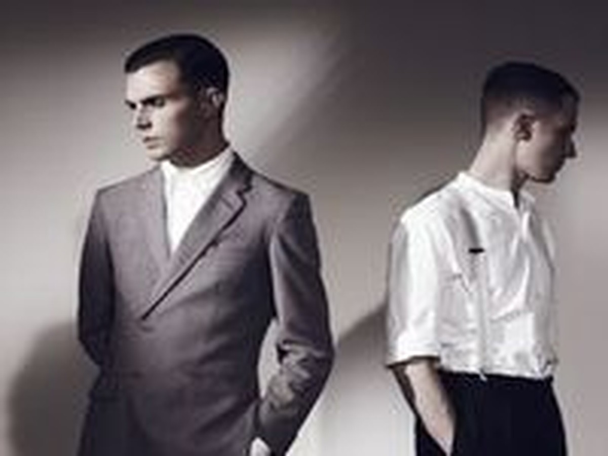 Hurts» заказали в номер презервативы - KP.RU