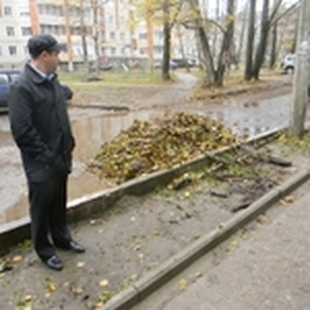 Во дворе мусор, дыра на крыше — городовые должны помочь «свыше» - KP.RU