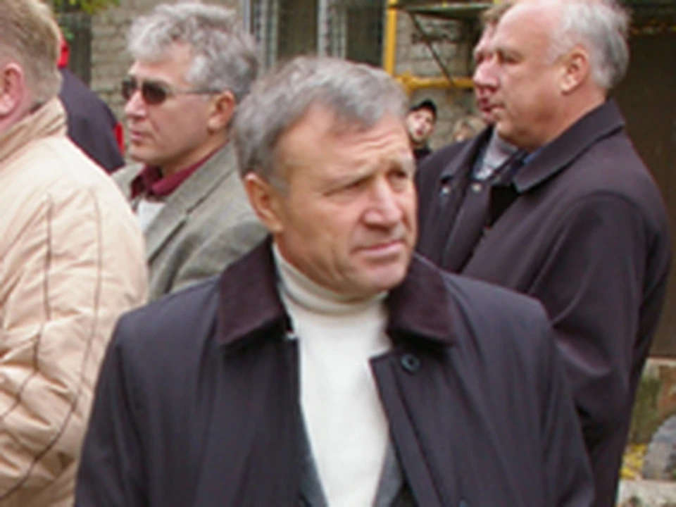 «А вы знаете почему дом рухнул? Да потому что вы писали мимо унитаза!»