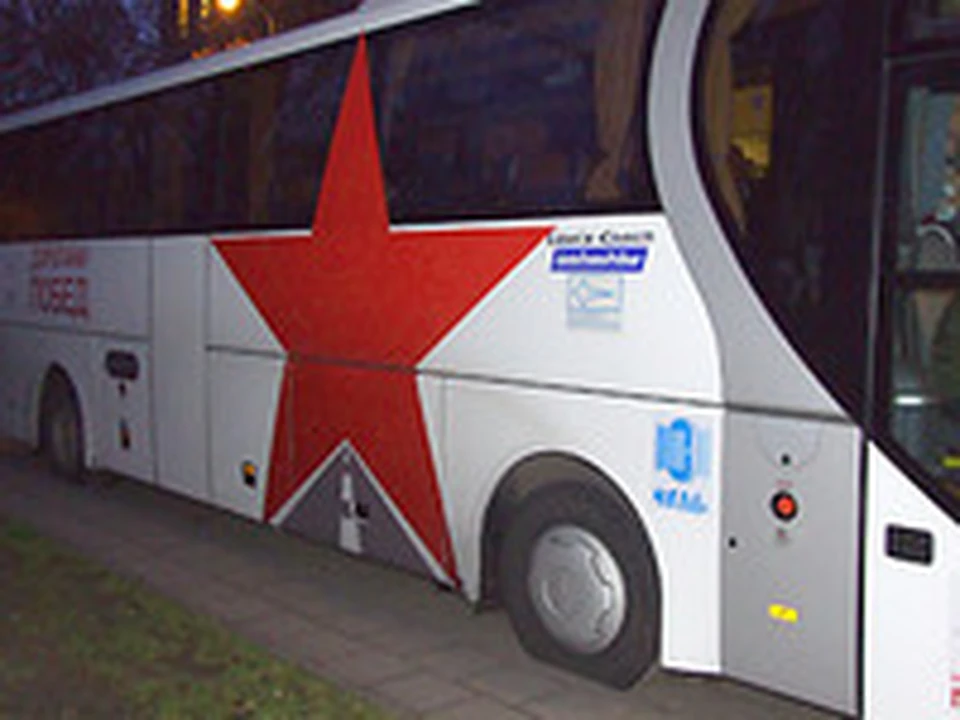 Автобус, украшенный красной звездой, бесстрашно пересекал государства, где военных ветеранов считают оккупантами.