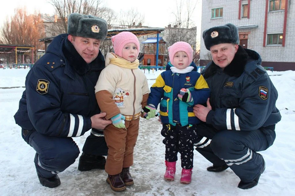 Брянские полицейские со спасенными детьми.