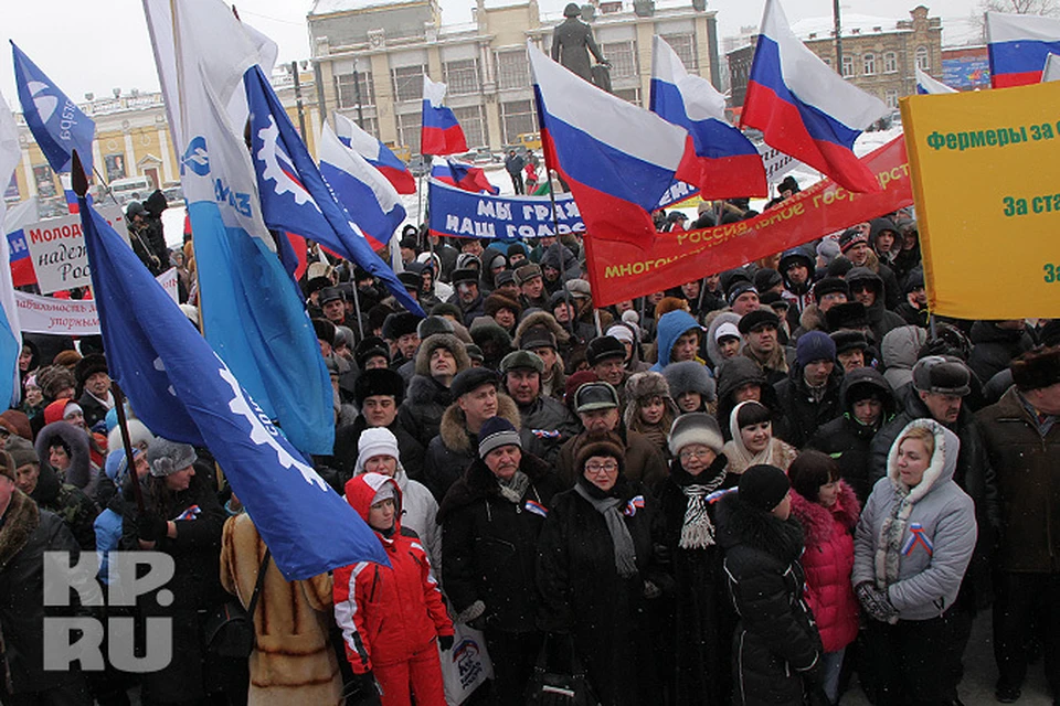 На площади у оперного театра собралось около 2000 патриотов